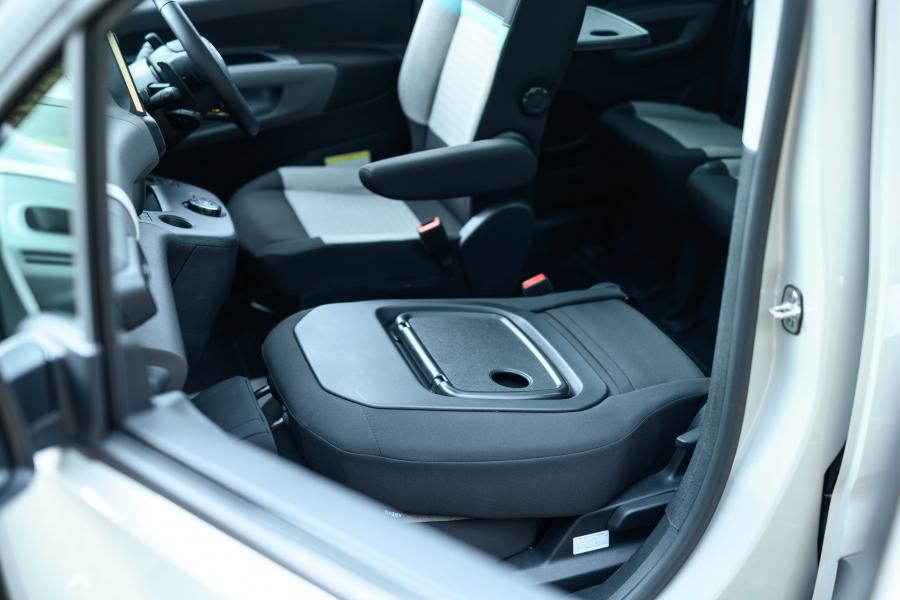Интерьер Citroen Berlingo Multispace 2019 года  (JP) (фото 11 из 19)
